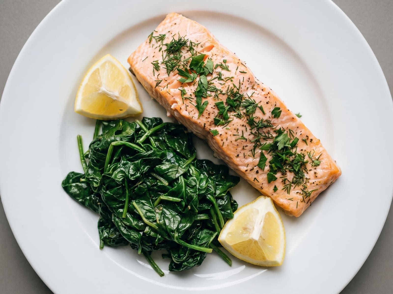 Saumon au four, épinards et citron frais