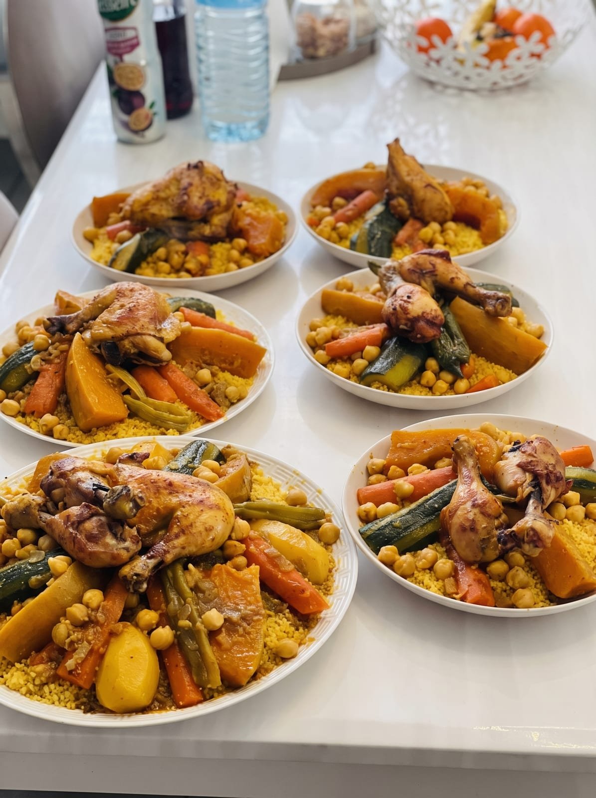 Assiettes de couscous au poulet et légumes, préparées lors d'une session de batch cooking